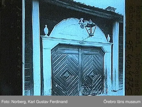 Nora stad.
Norbergska gården, portal.