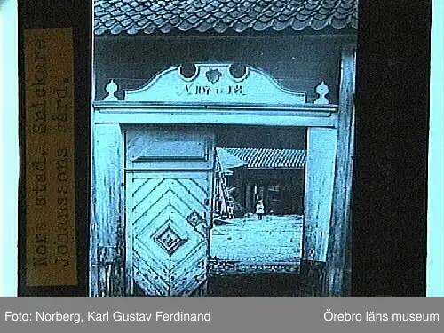 Nora stad.
Snickare Johanssons gård.
Nr. 107-108.