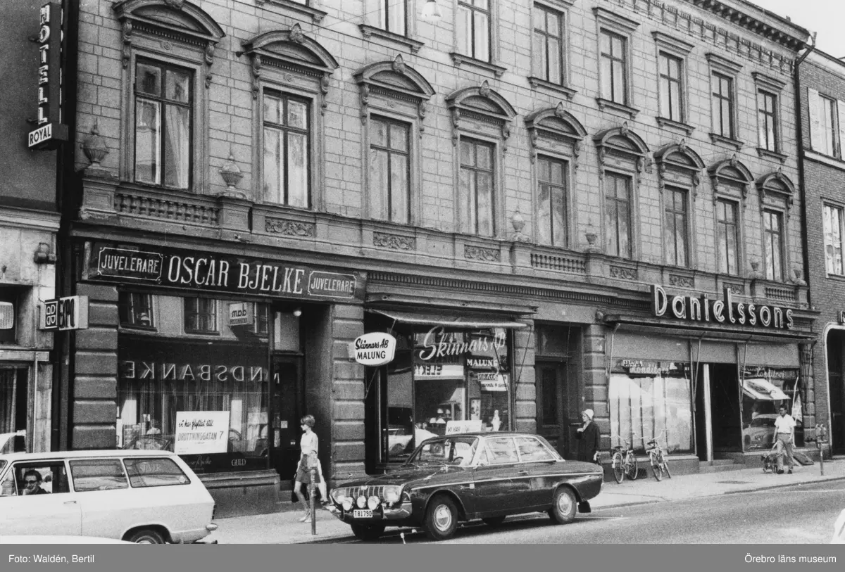 Trevånings bostadshus med affärslokaler i gatuplanet.