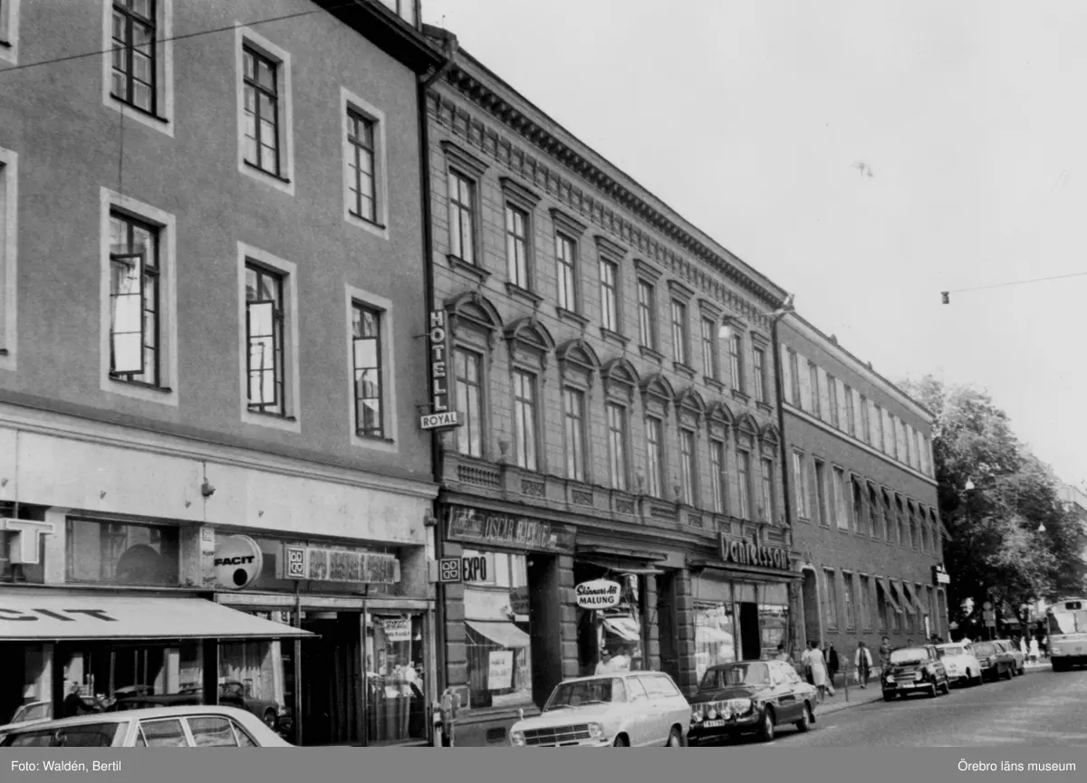 Trevånings bostadshus med affärslokaler i gatuplanet.
