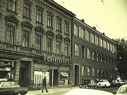 Trevånings bostadshus med affärslokaler i gatuplanet. Örebro