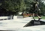 Stadsparkens entré, skulpturen heter Resonans.
Gjord av Arne Jones.