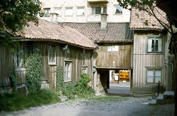 Klostergatan i Örebro. 
Skomakaregården med in- och utfart Gamla gatan 17. Det fanns även in- och utfart även mot Klostergatan. Skomakaregården flyttades till Wadköping.