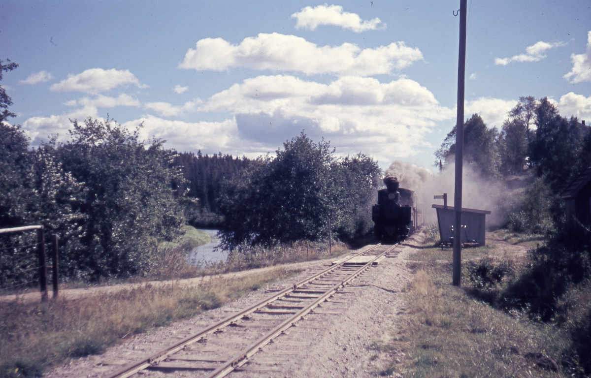 Tog 2058 til Sørumsand ved Slora holdeplass.