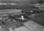 Flygfoto över Hovsta, med Hovsta kyrka.
Bilden tagen för vykort.