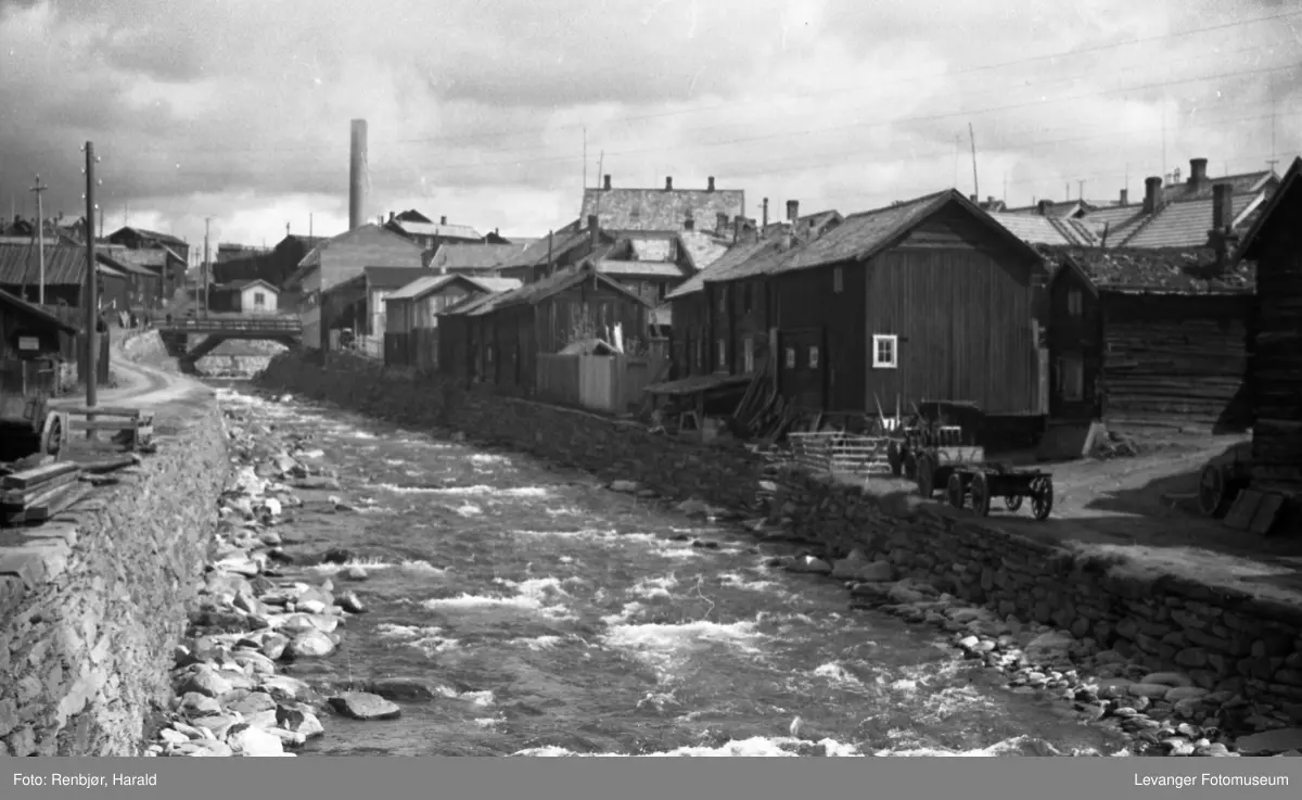 Motiv fra Røros med smelthytta i bakgrunnen.