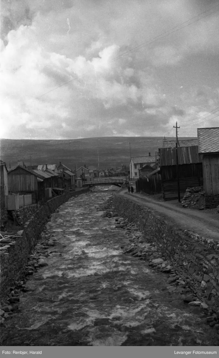 Motiv fra Røros med Håelva.