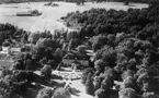 Flygfoto över Bystads Herrgård, tvåvånings herrgårdsbyggnad.
Bilden tagen för vykort.