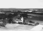 Flygfoto över Svennevad, kyrkan, bostadshus och byggnader.