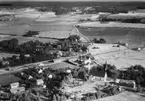 Flygfoto över Sköllersta.
Bilden tagen för vykort.
Förlag: Carl Augustssons Eftr., Sköllersta.