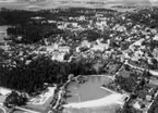 Flygfoto över Kumla.
Bilden tagen för vykort.
Förlag: A. Dohlwitz Bokhandel, Kumla.