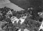 Flygfoto över Skagersholms Gård, bostadshus och ekonomibyggnader.
Bilden tagen för vykort.