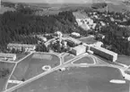 Flygfoto över lasarettsområdet, Karlskoga.
Bilden tagen för vykort.
Förlag: AB Spongs Bokhandel, Karlskoga.