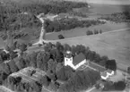 Flygfoto över Lerbäcks kyrka.
Bilden tagen för vykort.