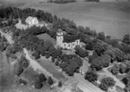 Flygfoto över Götlunda, kyrkan och bostadshus.