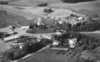 Flygfoto över Åsbrohemmet, Åsbro.
Bilden tagen för vykort.