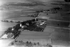 Flygfoto över Knista. Knista kyrka och bostadshus.
(Förlag: E & M. Kjell, Fjugesta)