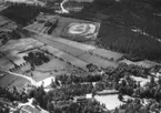 Flygfoto över Adolfsberg, Örebro.
Mosåsvägen med vy över Adolsbergs motorstadium, nuvarande Brunnsgärdet, samt över Brunnsparken med den nu rivna spelhallen till höger