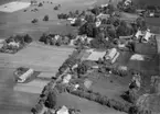 Flygfoto över Tysslinge, kyrkan och bostadshus.