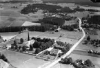Flygfoto över Glanshammar: Glanshammars kyrka, bostadshus och byggnader.
Bilden tagen för vykort. Förlag: Alvar Liljedahl, Glanshammar.