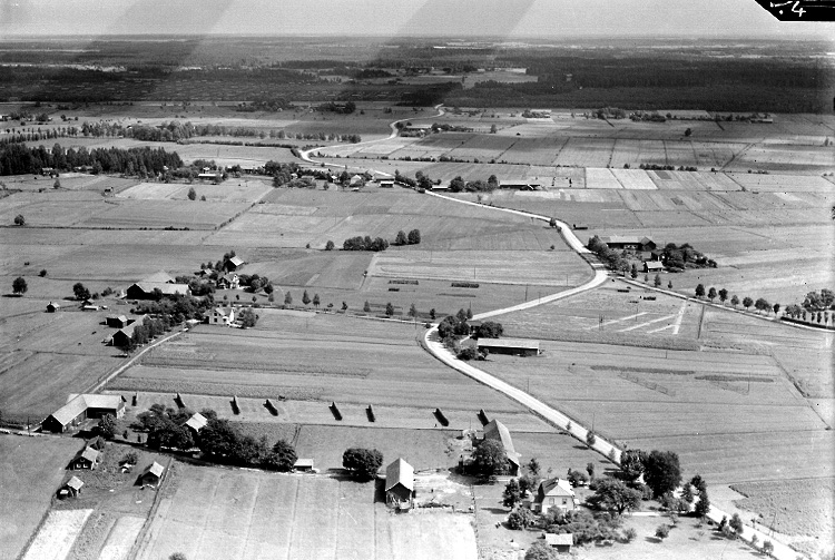 Flygfoto över Ljungstorp.
Fotot är taget mot öster, med Mullhyttan i ryggen, bort mot Kvistbro. I bildens nedre kant syns Masmästartorp och bortom det husen vid Ljungstorp. Den största landsvägen är nuvarande länsväg 204, innan den rätades på 1950-talet.