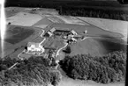 Flygfoto över Hättinge gård, bostadshus och ekonomibyggnader.