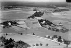 Flygfoto över Stora Mellösa. Stora Mellösa kyrka, bostadshus.
Bilden tagen för brevkort.
Förlag: Holm & Lundqvist, Stora Mellösa.