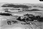 Flygfoto över Vintrosa. Vintrosa kyrka, bostadshus.
Bilden tagen för brevkort.
Förlag: Bäckalunds Handel, Vintrosa Handelsbolag.