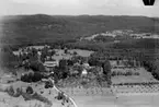 Flygfoto över Kilsbergen.
Bilden tagen för brevkort.
Förlag: C.E. Erikssons Eftr., Närkes Kil.