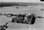 Flygfoto över Averby gård, bostadshus och ekonomibyggnader.