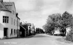 Vretstorp, gatuparti, bostadshus.
Bilden tagen för vykort.
Förlag: E. Skagerlinds Pappershandel, Vretstorp.