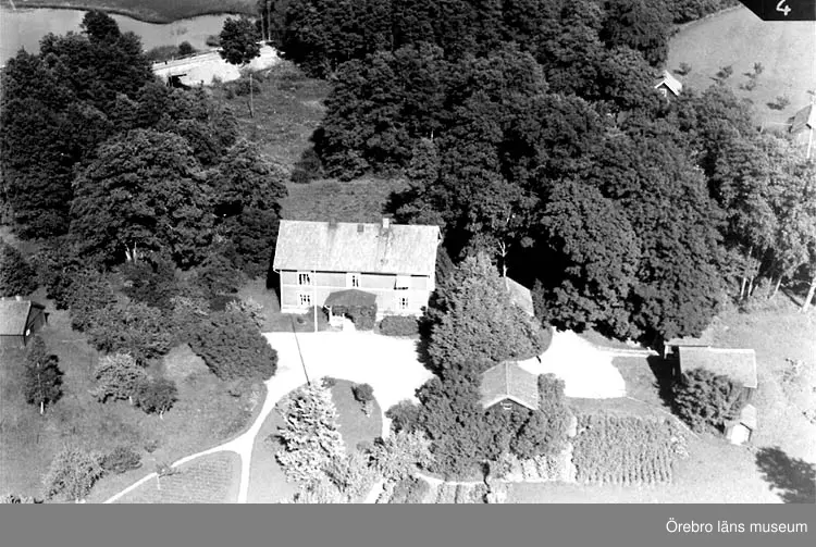 Flygfoto över Svennevad, tvåvånings bostadshus, byggnader.
Prästgården i Svennevad.