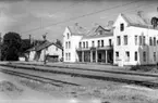 Fjugesta, hotellet och järnvägsstationen.
Bilden tagen för vykort.
Förlag: E. & M. Kjell, Fjugesta.