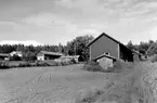 Motiv från Gisselnäs (II, III, och IV), Åtorp, bostadshus och ekonomibyggnader.
Bilden tagen för vykort.
Förlag: Lundells Kiosk.