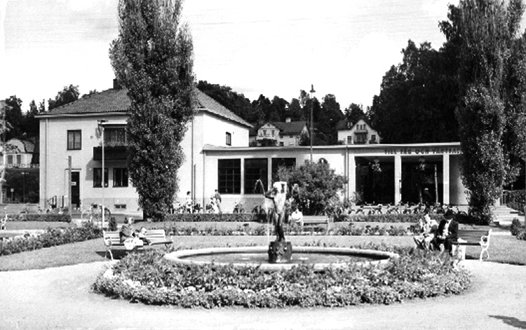 Lindesberg, järnvägsstationen, järnvägsparken.
Bilden tagen för vykort.
Förlag: Linde Bok- & Pappershandel.