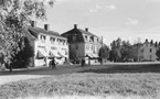 Storgatan, Fjugesta, bostadshus och affärsbyggander.
Bilden tagen för vykort.
Förlag: E. & M. Kjell, Fjugesta.