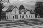 Vretstorps järnvägsstation.
Bilden tagen för vykort.
Förlag: E. Skagerlinds Pappershandel, Vretstorp.