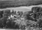 Flygfoto över Klockarhyttans gård, bostadshus och ekonomibyggnader.
Bilden tagen för vykort.