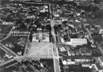 Flygfoto över Örebro, med bl.a. Örebro Tekniska Elementarskola eller Rudbecksskolan.