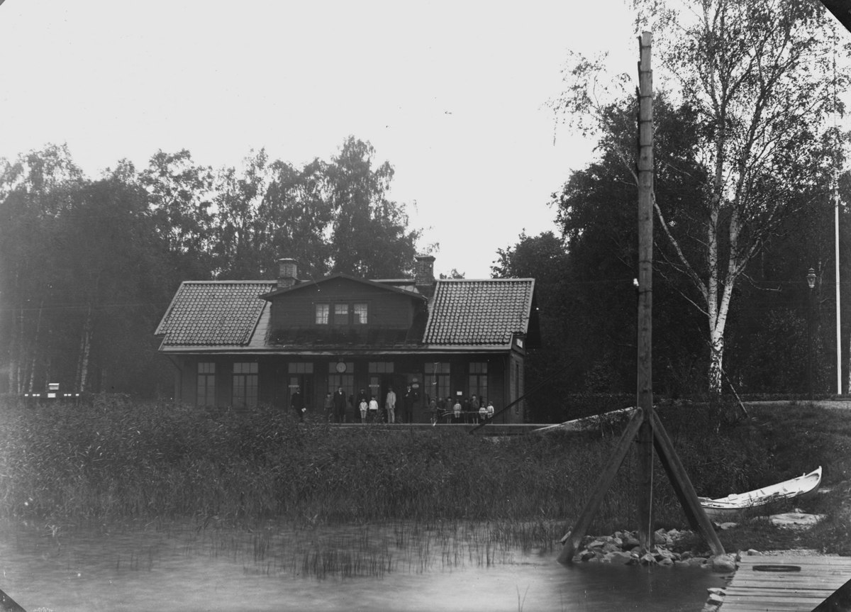 Järnvägsstationen i Kilsmo. 
Grupp framför byggnaden.
