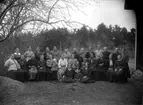 Gruppbild, Elin Löfs 40 årsdag, Gillberga Torp, i april 1923 (född 20 april 1883).
Bakre raden från vänster: Malin Svenman, Edla Garp, Gillberga; Selmira Karlsson, Alma Dahlkvist, Bäckstugan; Britta Persson, Gillberga; Emma Olsson, Gullbo; Klara Persson, Hagen; Jenny Gillström, Ada Gillström, Klara Andersson, Hagen; Lotta, Kristina i Annebobeck (född 1863, död 1943), Hilma Eriksson (född Gillberg).
Sittande från vänster: Ida Andersson, Klackebo; Olga Johansson, Mina Eriksson, Bäck; Elna Johansson, Krustorp; Ruth Andersson, Krustorp, och i hennes famn sitter Eivor Andersson, Knutstorp (född 4 maj 1921).; Anna Hahne, Elin Löf (nästan i mitten), Olga Eriksson, Hulta; Elin Sellén, Lilla Mariedal; Edit Eriksson, Bäcken; Kristin Persson, Knektstugan; Mina Johansson, Gillberga; 
Sittande längst till höger: Sigrid Hallberg (född Eriksson).
Uppgifterna är lämnade av Bengt Karlsson, Osebo, 2006-04-02, och Ingvar Boo, Högsjö, april.