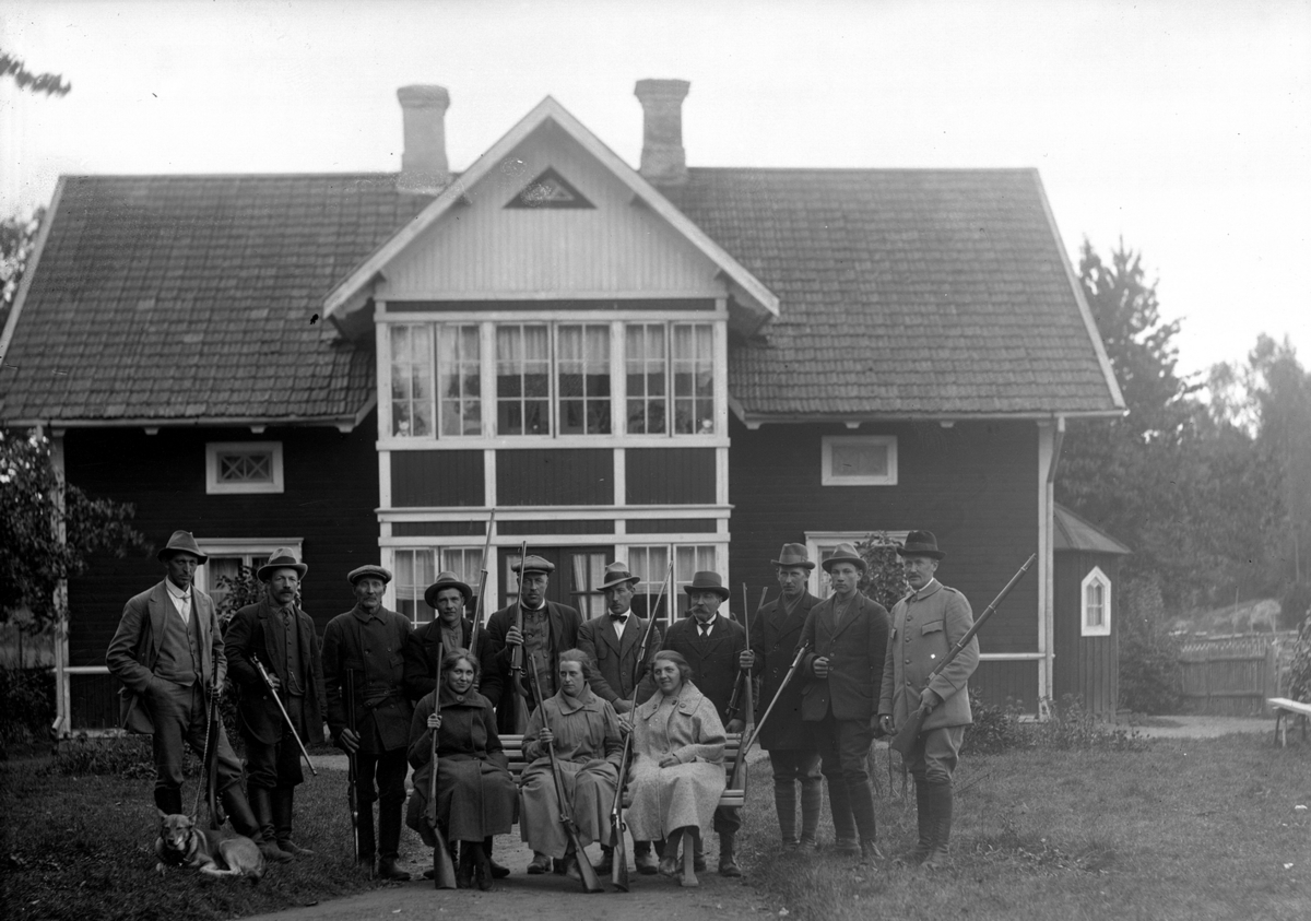 Bostadshus, jaktlag framför huset.
Hjärta, Närkesberg.