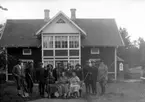 Bostadshus, jaktlag framför huset.
Hjärta, Närkesberg.