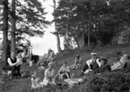 Grupp i gröngräset, utflykt, picknick.
Edit Hallberg, född 1902 kokar kaffe, Axel Hallberg född 1899 med dottern Karin Hallberg, född 1929, Barbro Hallberg, född 1924, Sigrid Hallberg, född 1902, Lennart Hallberg, född 1922, kanske Maj-Britt Karlsson, född 1920  (Edit Hallbergs syster), Arthur Hallberg, född 1885, Gustaf Ferdinand Hallberg, född 1860, Alma Hallberg, född 1863.