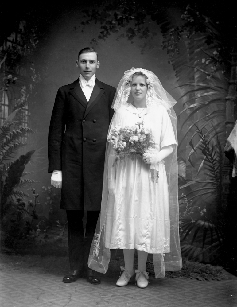 Brudpar. Axel Hallberg, född 1899-05-16 vid Norra Hyddan i Svennevad och Edit Hallberg, f. Karlsson, född 1902-03-21 vid Svalbygget i Svennevad.