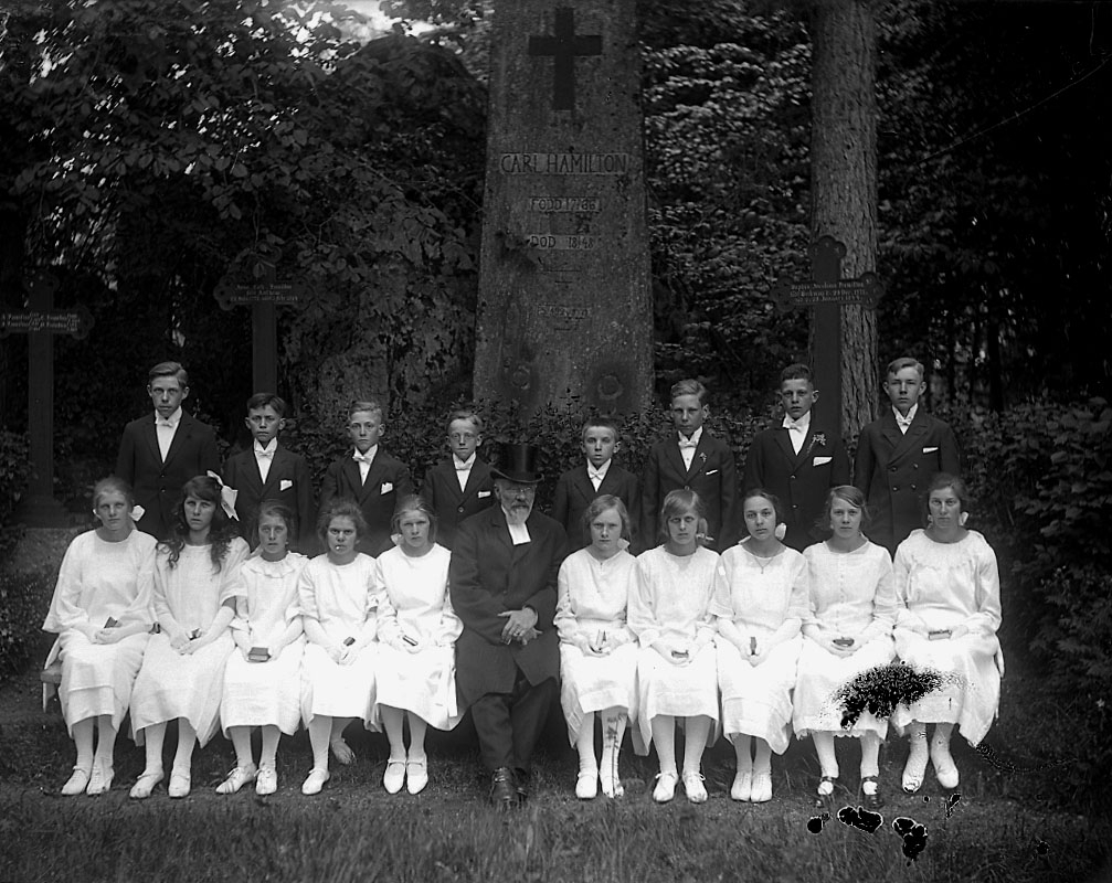 Konfirmation, konfirmander och en pastor, Otto August Bergstedt, vice pastor i Svennevad.