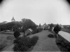 Svennevadsvy. Kyrkan till vänster och Brantås rakt fram.
Bilden är tagen omkring år 1900.