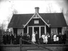 Bröllop. brudpar och bröllopsgäster, banvaktarbostad i bakgrunden.
Axel Hallbergs bröllop vid banvaktarbostället Hagalund, Glottra den 22 april 1922. (fotografen GF Hallbergs son)
Med på bilden bl.a. Seth Andersson, Aron Hallberg, Anna Hallberg, Anna Andersson, Banvaktaren Karl Johansson (brudens far), Fredrik Andersson, Lilly Hallberg, Amanda Johansson (brudens mor), bruden Edit Johansson, brudgummen Axel Hallberg, Alma Hallberg (brudgummens mor), Dagmar Friman, Augusta Karlsson, Linus Johansson, Malin Karlsson, Henning Andersson. 
Fotografen GF Hallberg är brudgummens far.