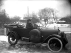 En man i en bil. 
Bilen är en Adler från cirka 1914.