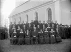 Konfirmation, konfirmander och en präst.
Svennevads kyrka.